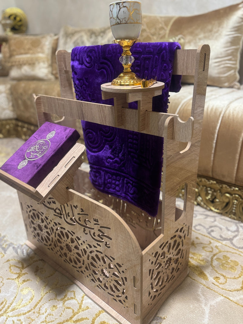 حامل سجادة الصلاة والمصحف الكريم