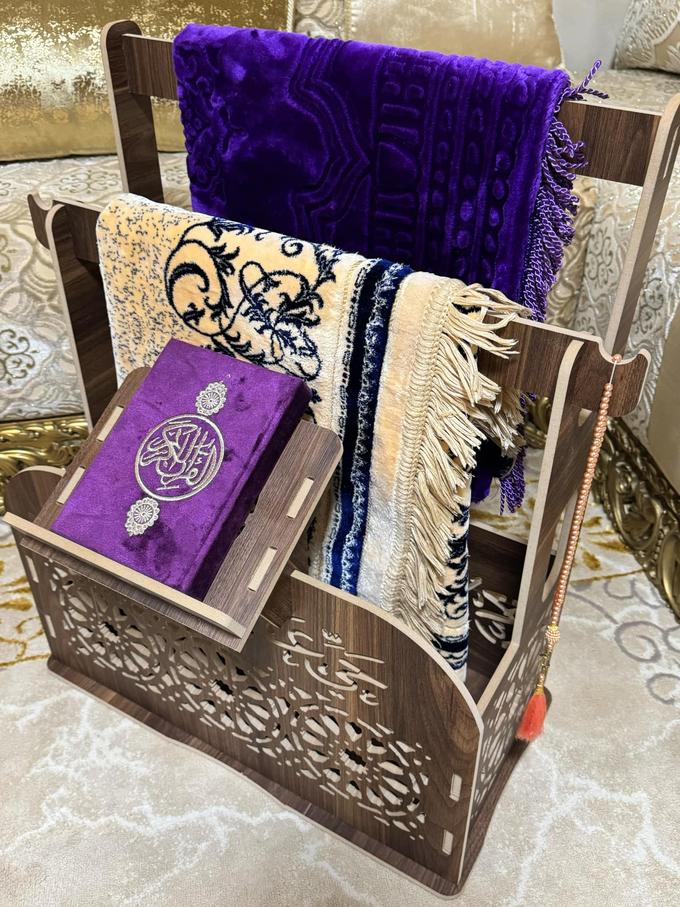 حامل سجادة الصلاة و المصحف الكريم